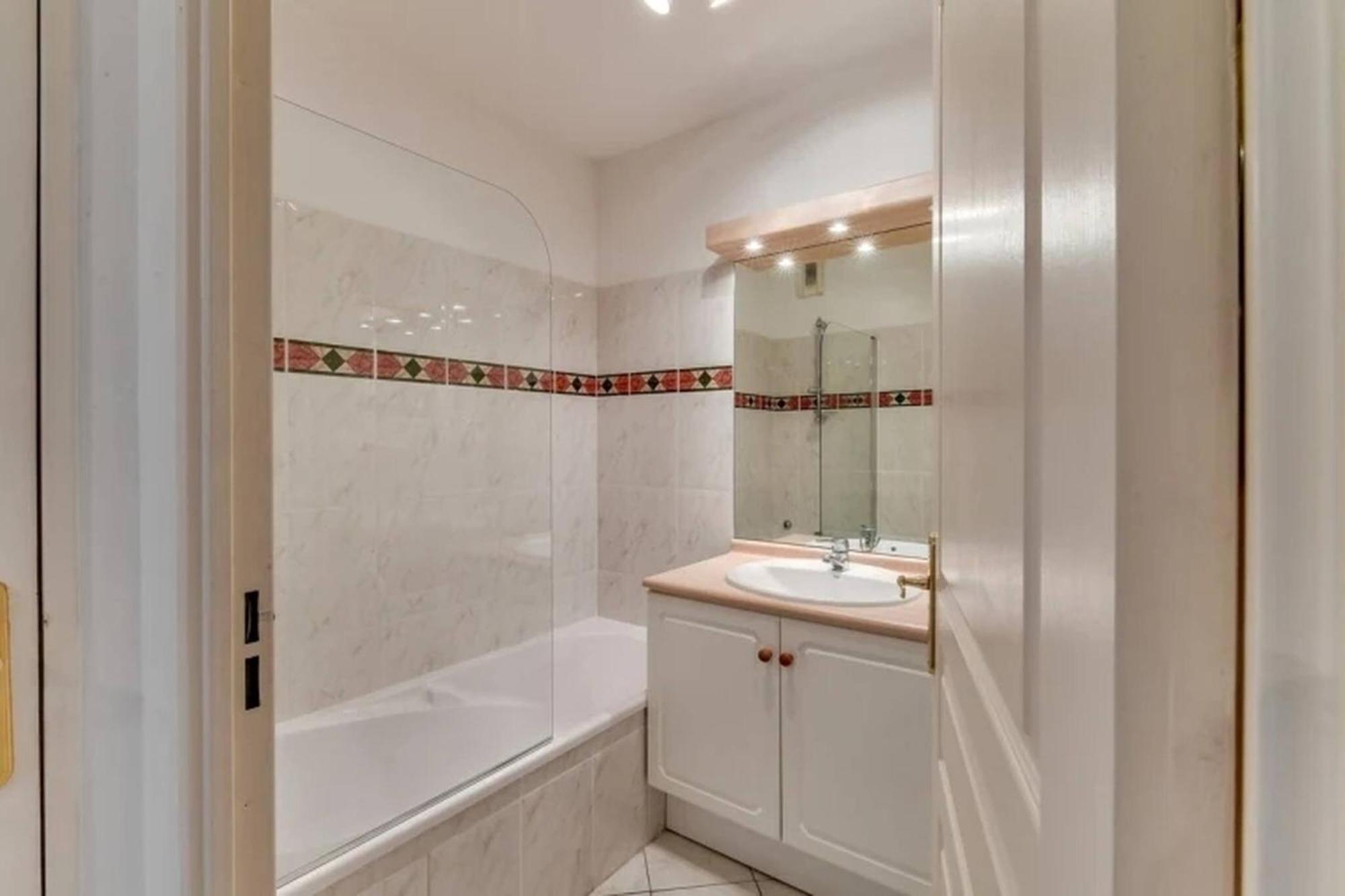 Palmier Calme, 2 Chambres, 2 Salle De Bains, 2 Wc, Clim, Parking * Cannes