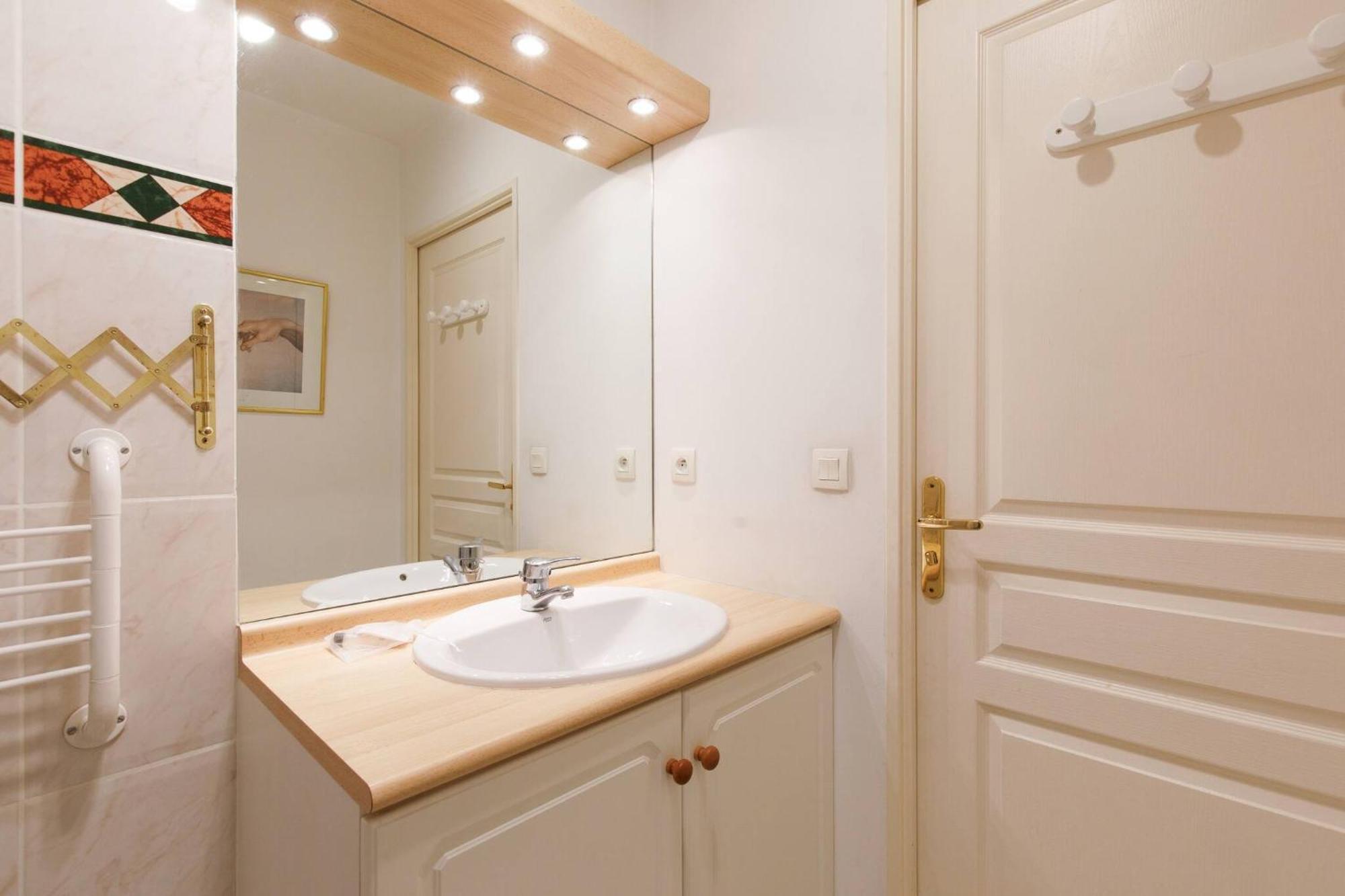 Palmier Calme, 2 Chambres, 2 Salle De Bains, 2 Wc, Clim, Parking *